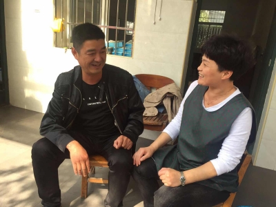 黨員走訪職工家屬，為同事解決疑難問題